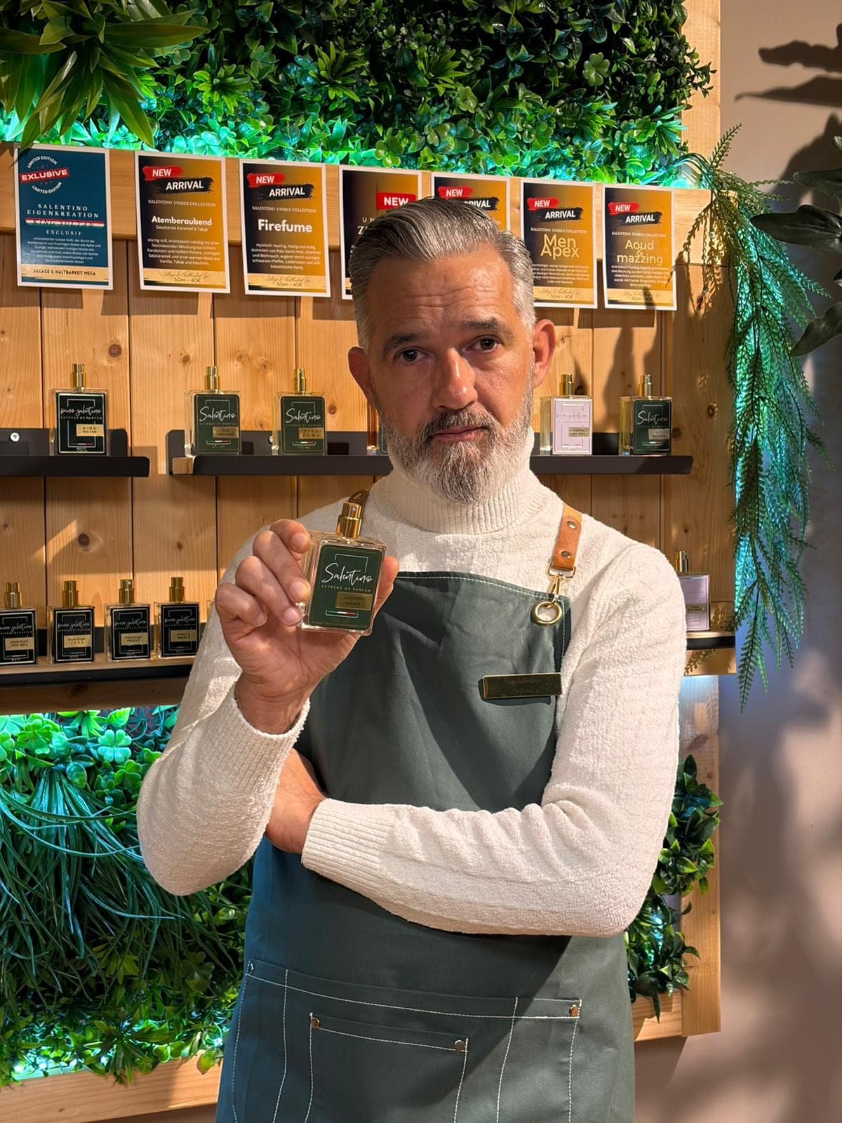 Pino, Inhaber von Salentino Parfums, mit einem Flakon im Ladengeschäft in Sinsheim